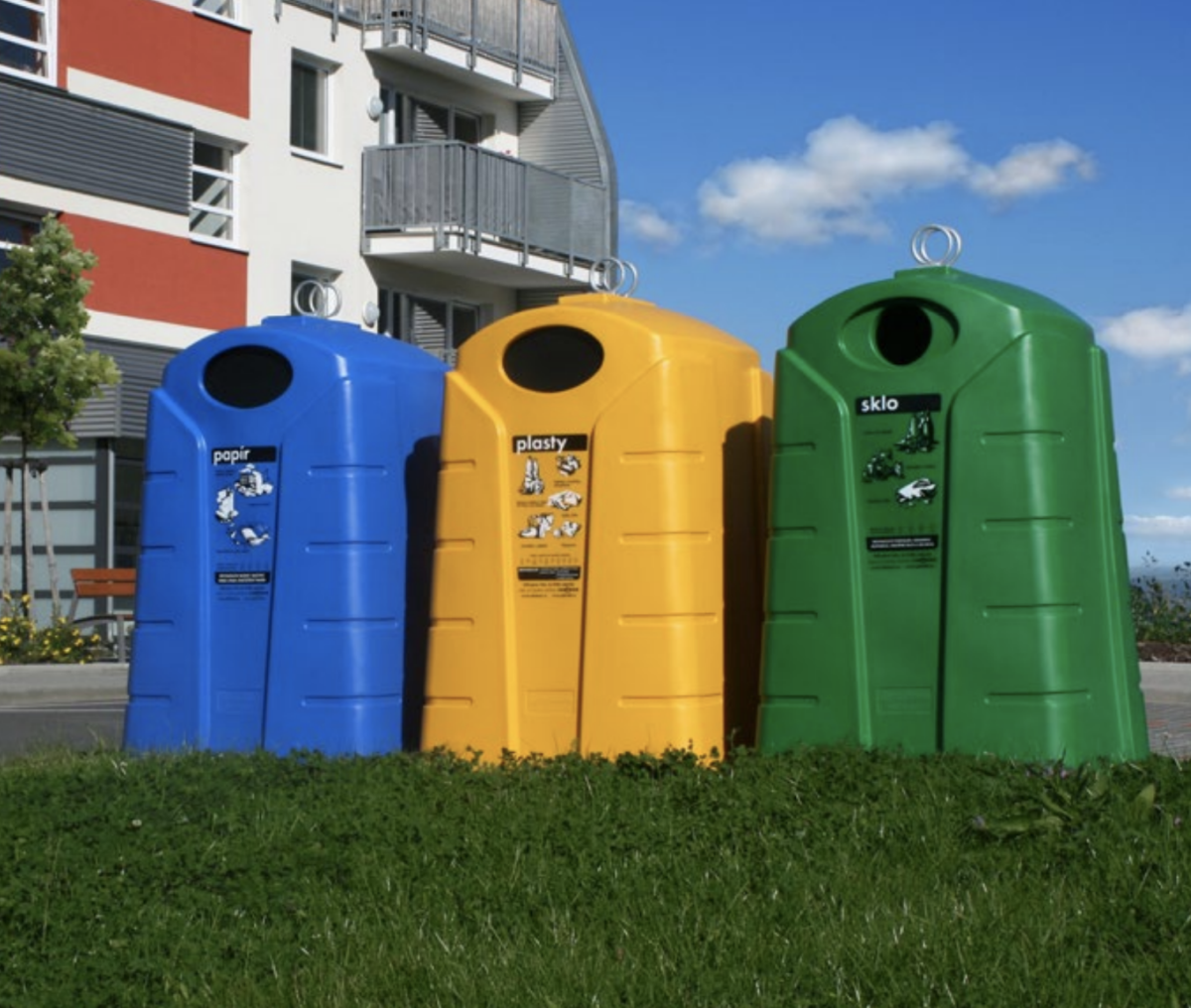 Botes de reciclaje en la calle