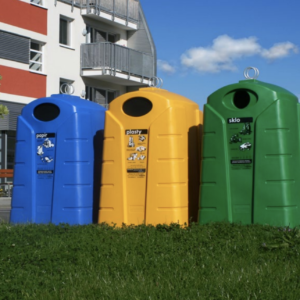 Botes de reciclaje en la calle