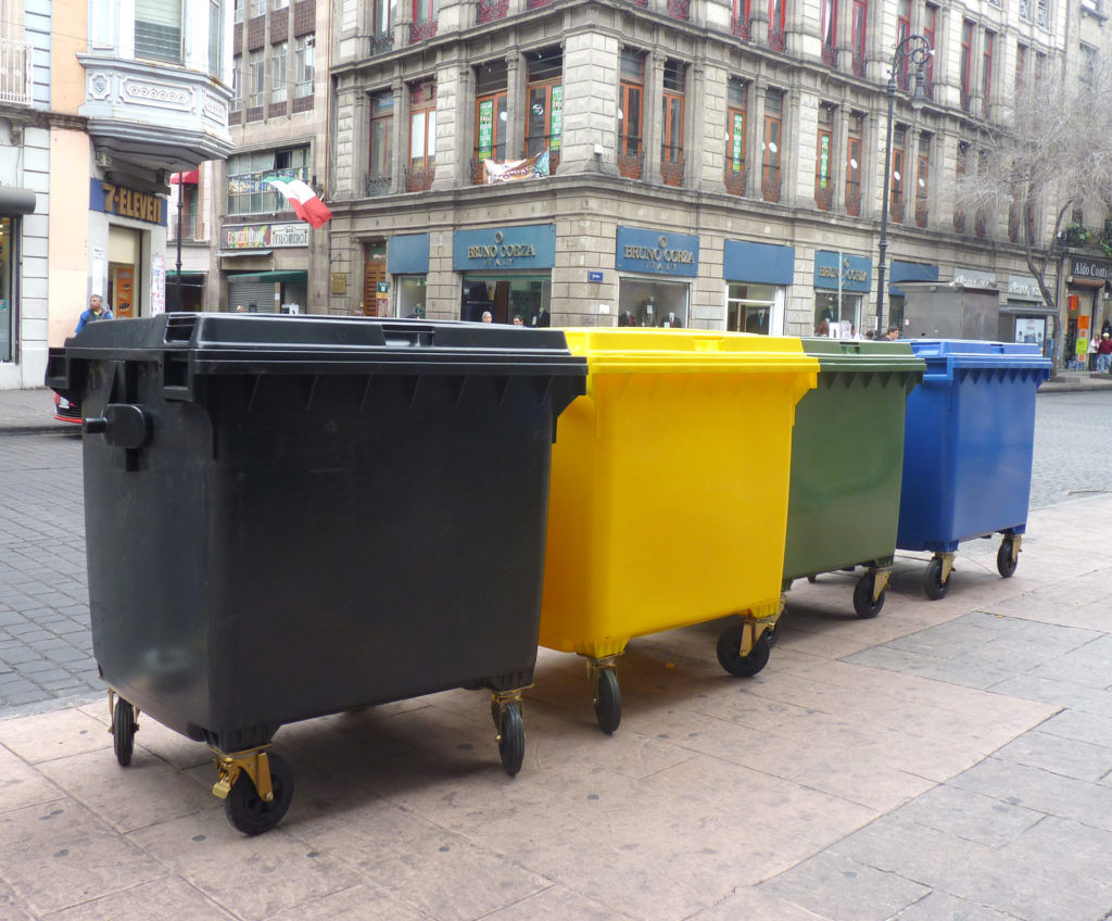 Botes de reciclaje en la calle