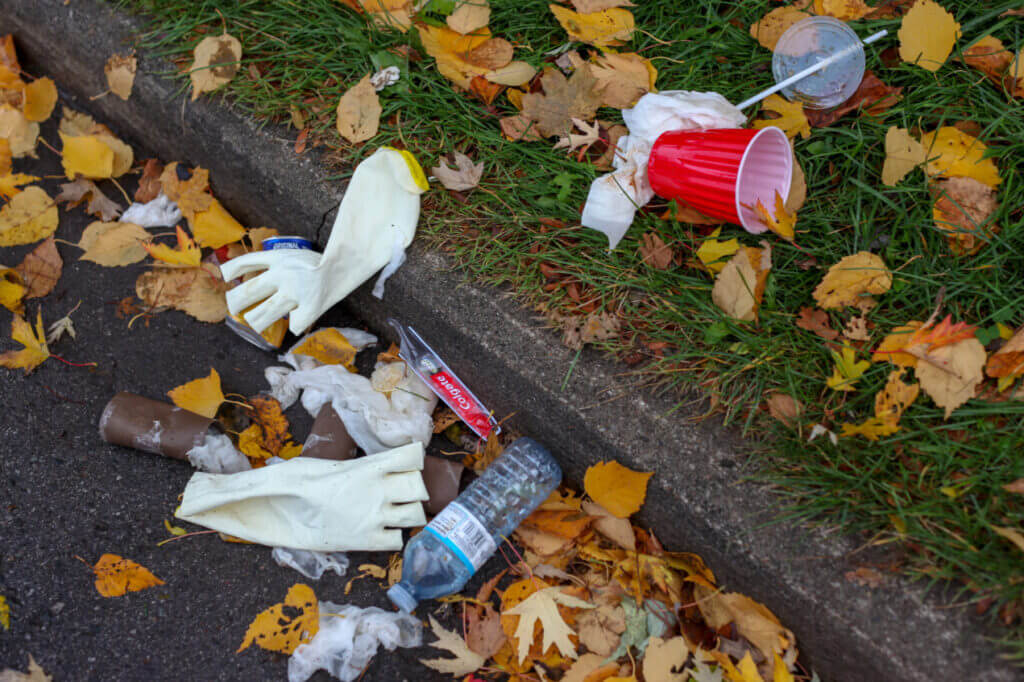 basura tirada en el suelo
