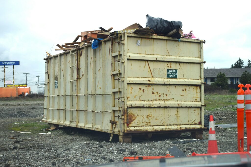 Ejemplo de cómo son los contenedores de basura grandes.