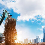 zona-de-construcción-contendores-de-basura-con-ruedas
